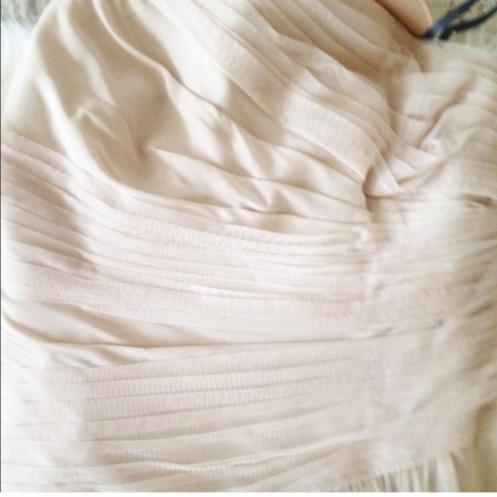 Like new Vera wang cream wedding dress size 4 - Picture 7 of 11